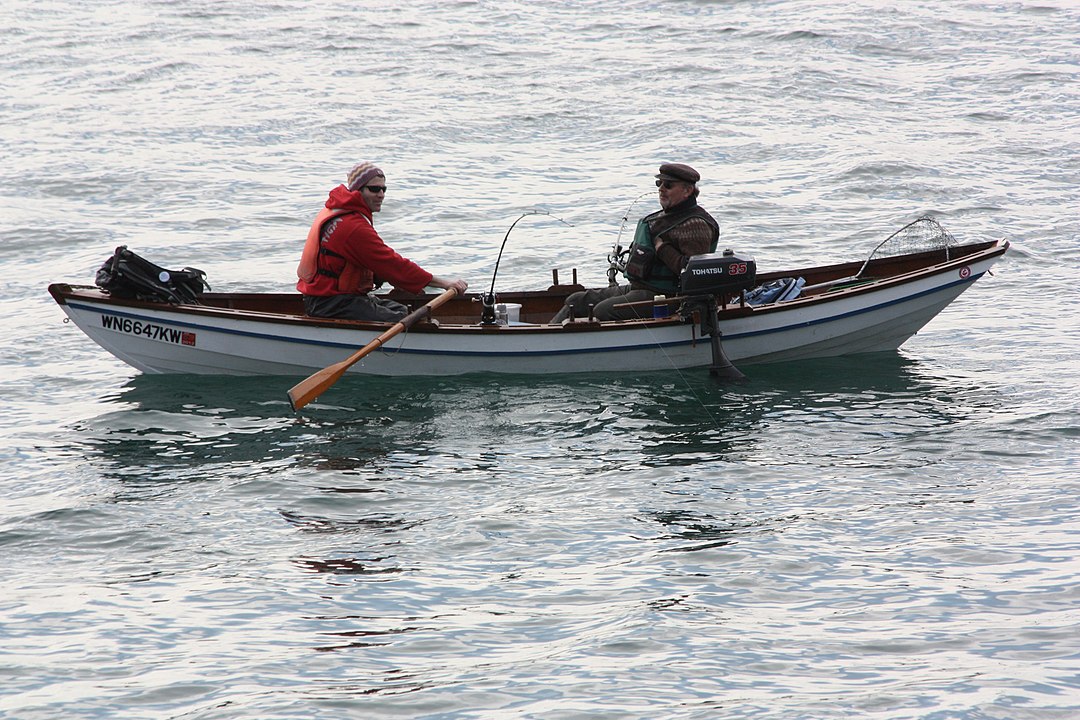 Fotografía de dos hombres en un bote pesquero