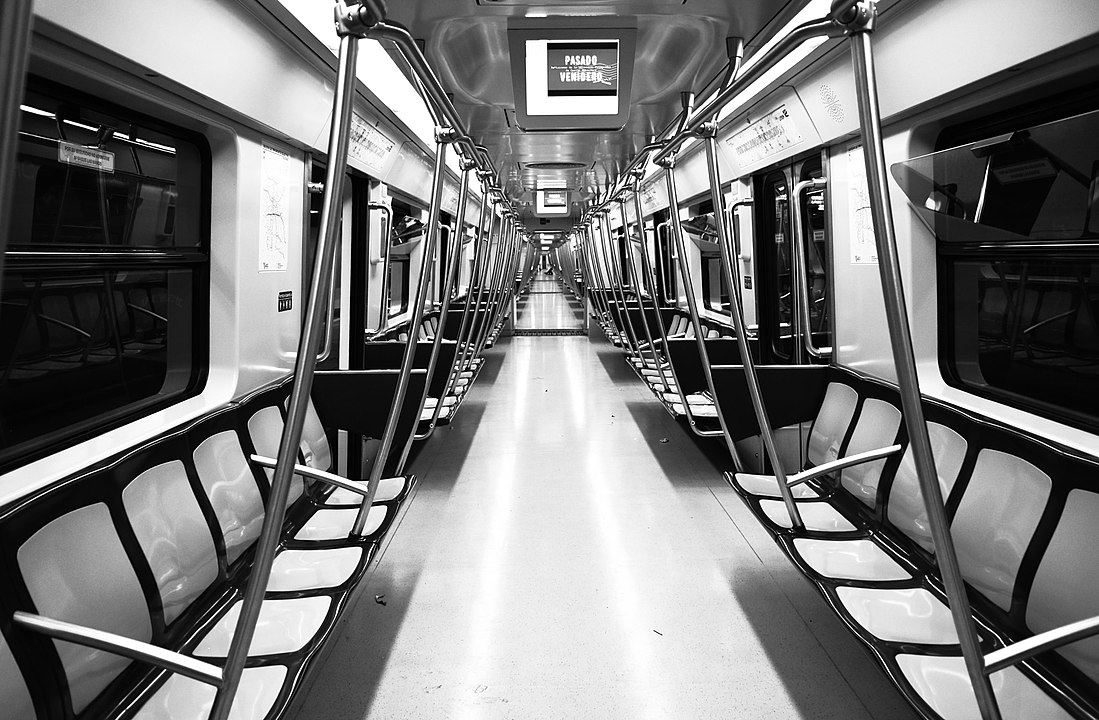 Fotografía del interior de un vagón del metro de la Ciudad de México.