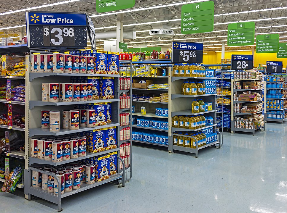 Fotografía donde se ven algunos estantes de un supermercado. 