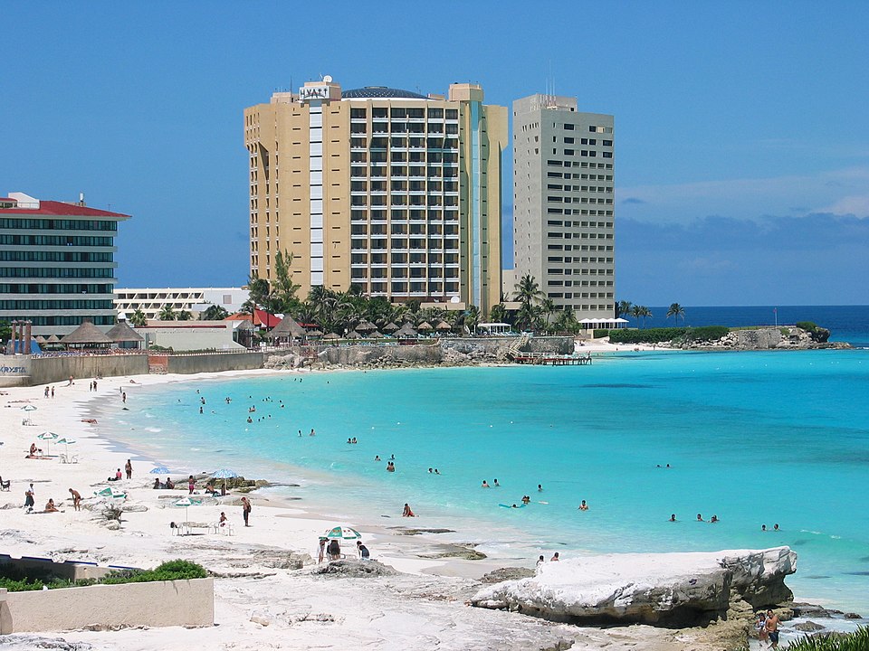 Fotografía de una vista de hoteles tomados desde la playa. 
