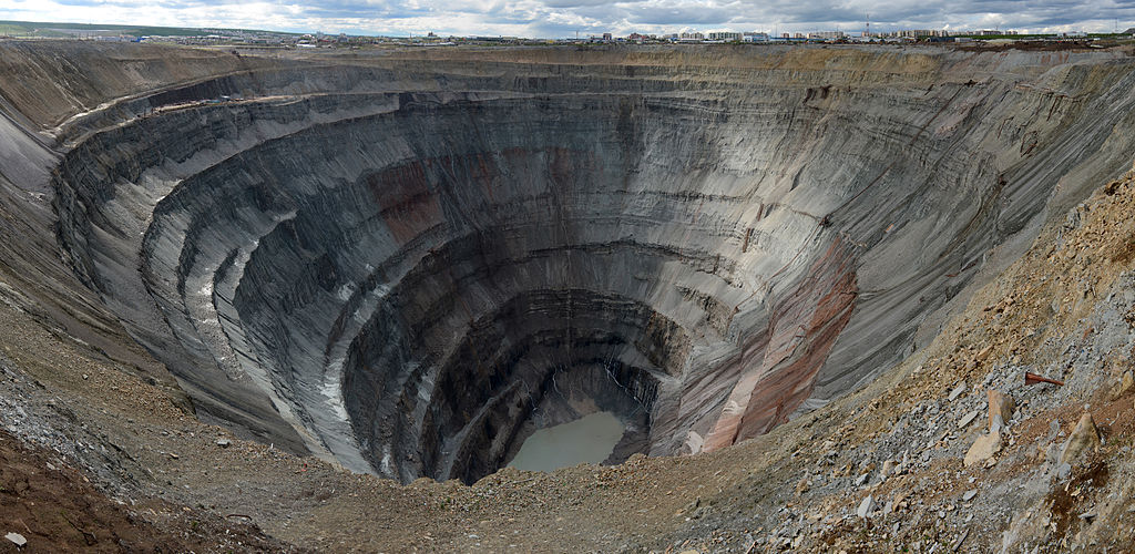 Fotografía de mina de Mir, con la ciudad de Mirny al fondo.