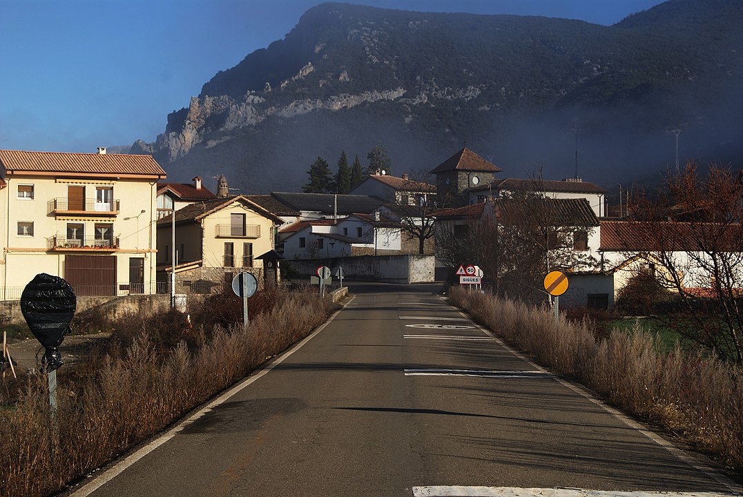 Fotografía que muestra unas acogedoras casas y al fondo una montaña
