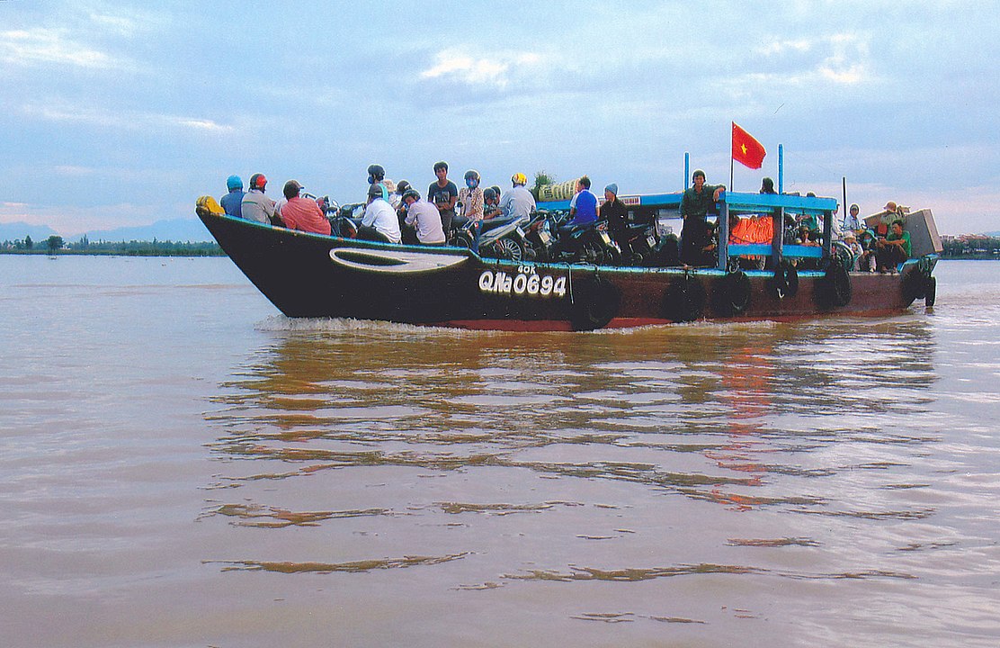 Fotografía de un bote transportando a muchas personas