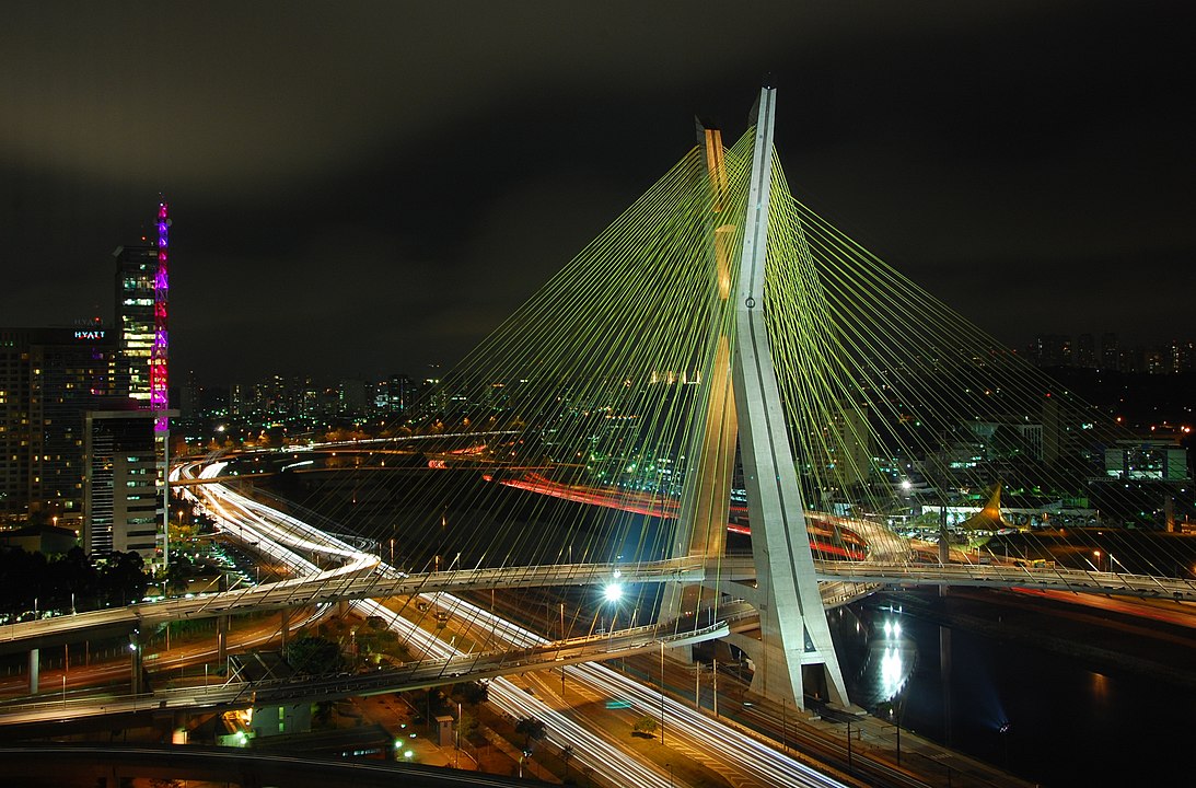 Fotografía de un puente en paisaje urbano
