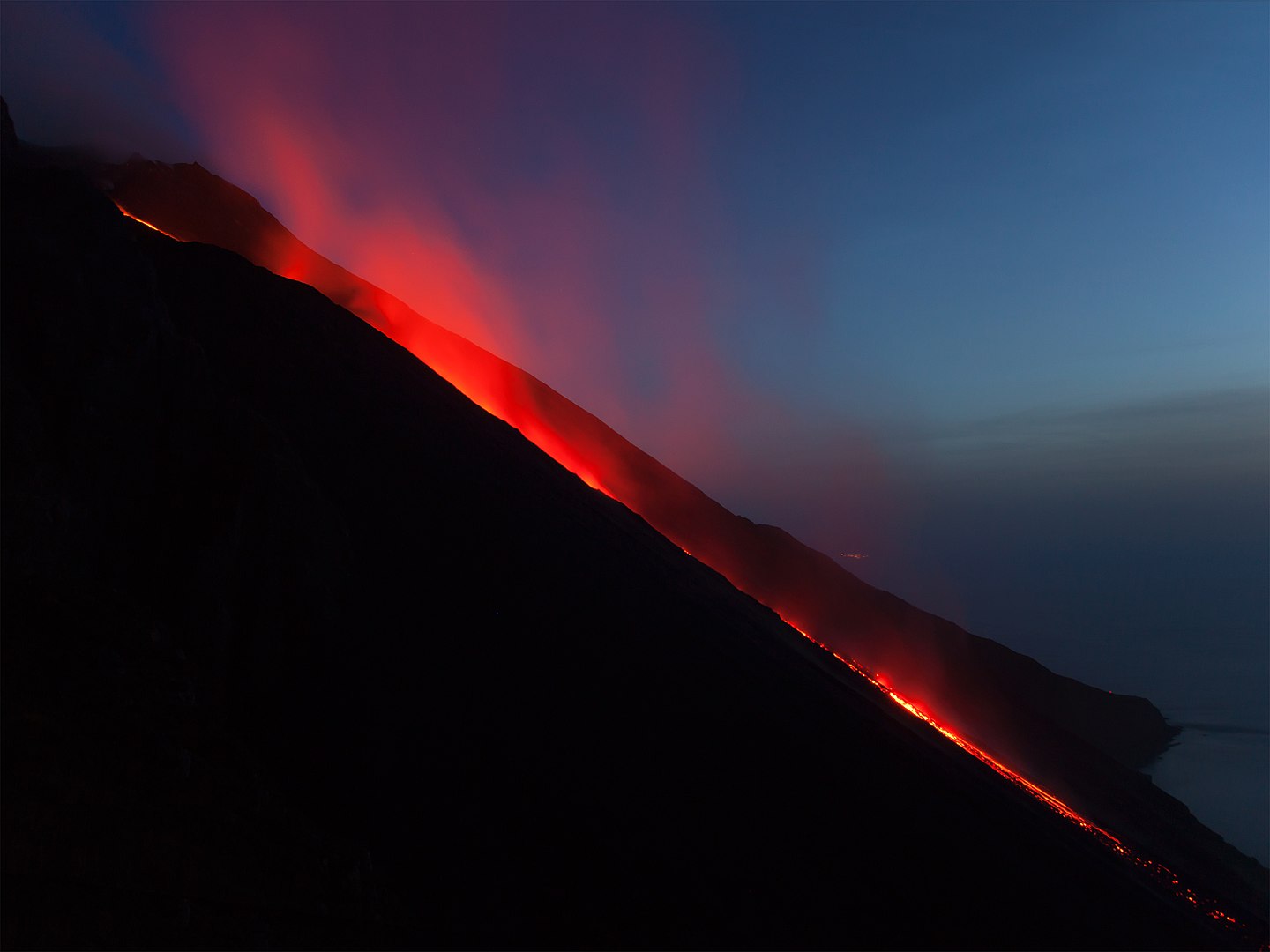 Fotografía del volcán Estrómboli, el río del fuego después de la puesta del sol