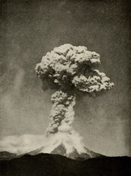 Fotografía de la erupción del volcán de Colima