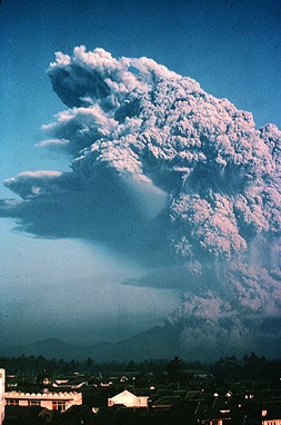 Fotografía del volcán Galunggung haciendo erupción
