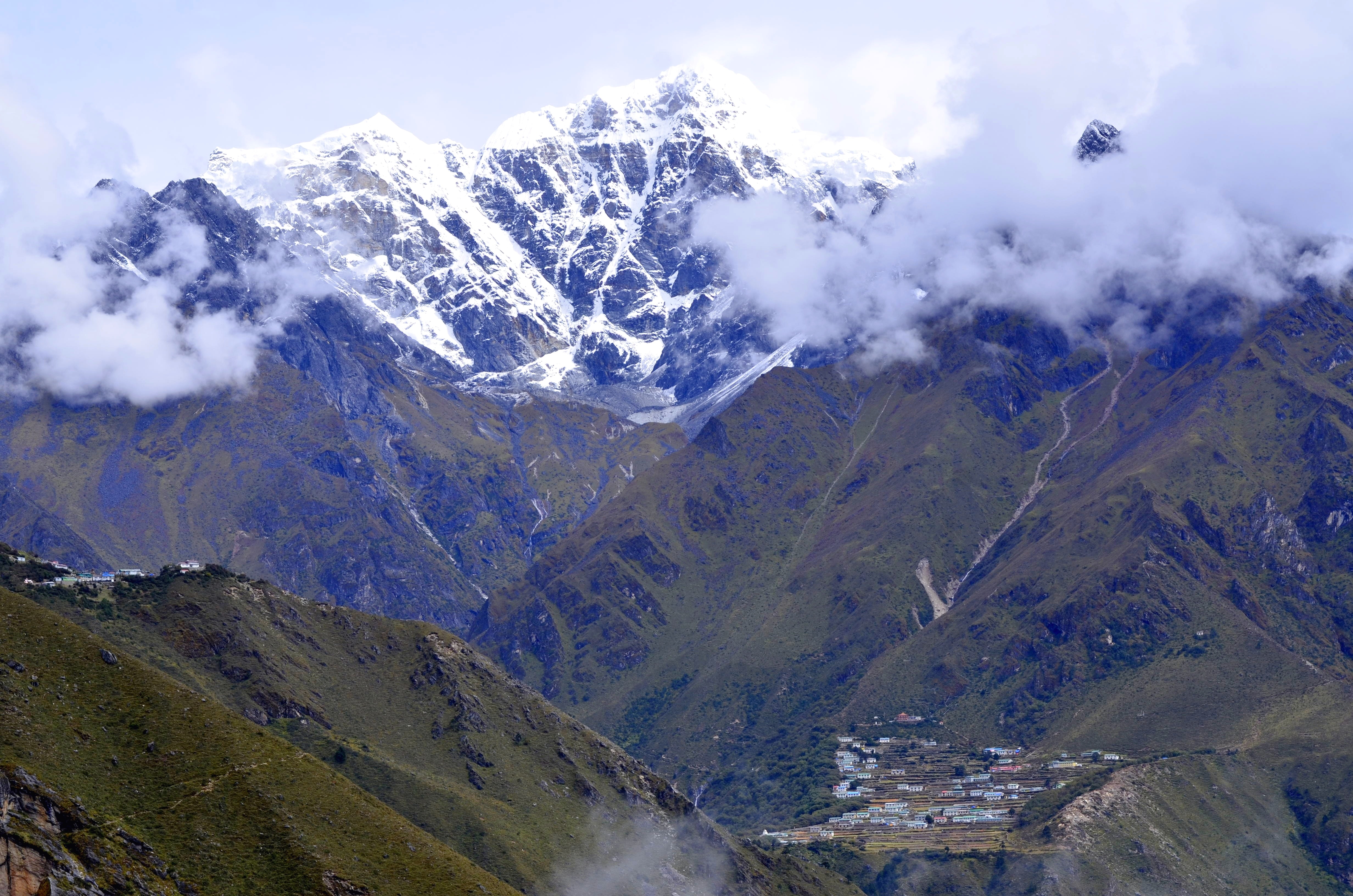 Fotografía de montañas nevadas en Nepal